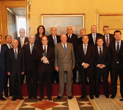 Fotografía de grupo de Su Majestad el Rey Don Juan Carlos con la Junta Directiva de la Asociación Española de la Prensa Deportiva